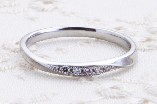 結婚指輪　ピンクドルフィンダイアモンド　プラチナ　８万円台