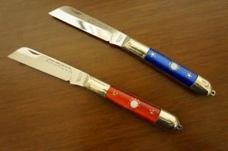 ウイグル人の伝統装飾ナイフ 赤、青 (折りたたみ式、柄:合成樹脂)