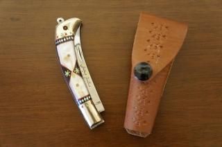 ウイグル人の伝統工芸装飾ナイフ 折りたたみ式-a (柄:真鍮、牛角、貝殻)