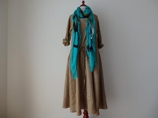 リネンのラウンドカラーマキシ丈ワンピース カーキベージュ 長袖 リネンw Katsushige