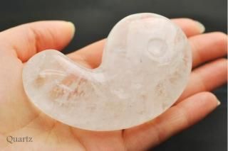 特大サイズ【ブラジル産】天然水晶 勾玉(まがたま) スタンド台座付き