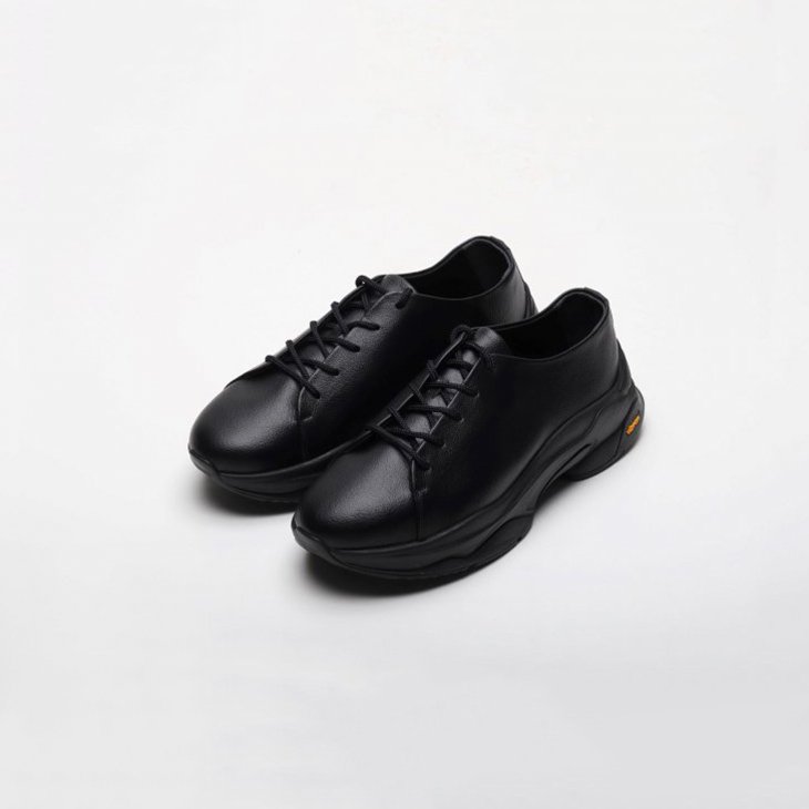 <img class='new_mark_img1' src='https://img.shop-pro.jp/img/new/icons8.gif' style='border:none;display:inline;margin:0px;padding:0px;width:auto;' />LE TORINA ルトリーナ / LEATHER SNEAKER II BLACK