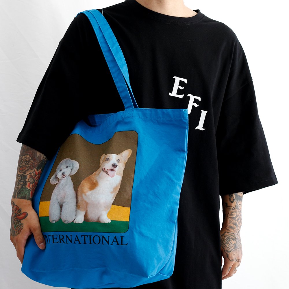 <img class='new_mark_img1' src='https://img.shop-pro.jp/img/new/icons8.gif' style='border:none;display:inline;margin:0px;padding:0px;width:auto;' />THE INTERNATIONAL PLANNING by EFILEVOL / INTERNATIONAL Dogs Totebag