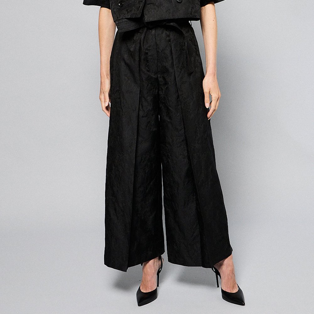 <img class='new_mark_img1' src='https://img.shop-pro.jp/img/new/icons8.gif' style='border:none;display:inline;margin:0px;padding:0px;width:auto;' />Maison Lilli / KATIA PLEATED BLACK PANT_BK JQD