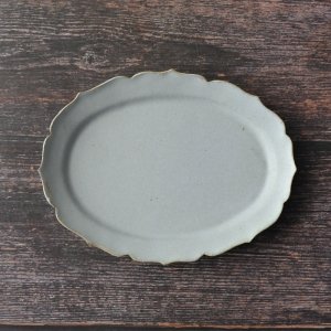 ヤガミサヨ / 花紋楕円皿（灰白釉）