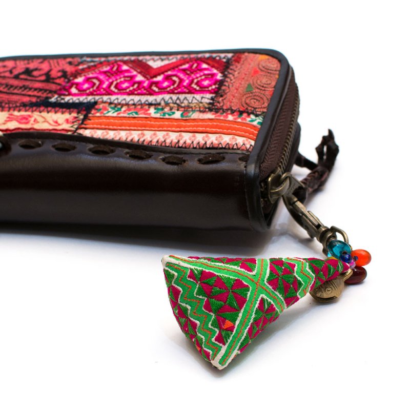 ThongPua モン族刺繍古布のキーホルダー（三角錐） Type.2