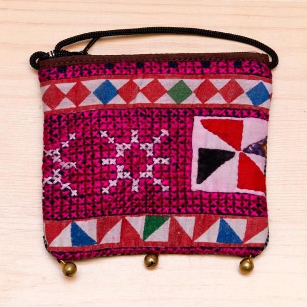 こ　ポーチ　民族 楽天市場】鈴付き 少数民族サテン 刺繍 ミニ角形ポーチ【KP