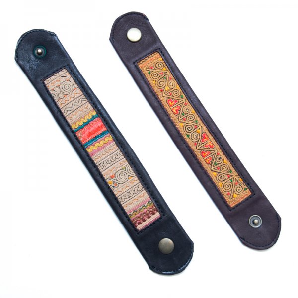 Rangmai 中国モン族（苗族）の刺繍古布を使用したレザーブレスレット
