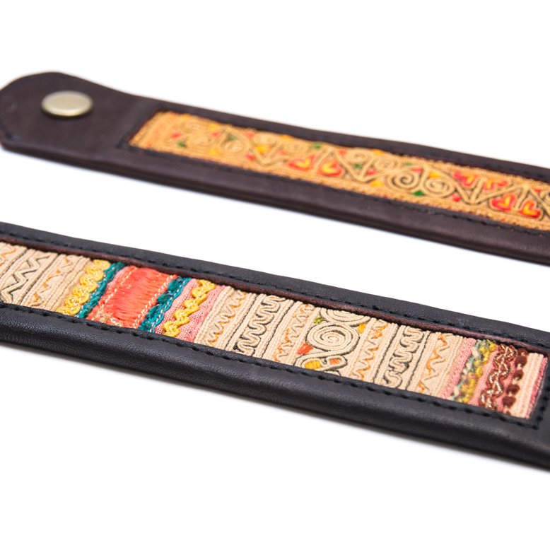 Rangmai 中国モン族（苗族）の刺繍古布を使用したレザーブレスレット