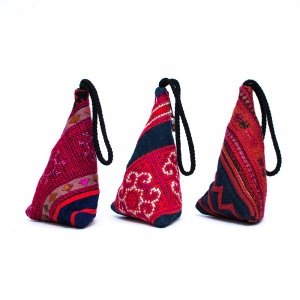 ThongPua モン族刺繍古布のトライアングルポーチ Type.1