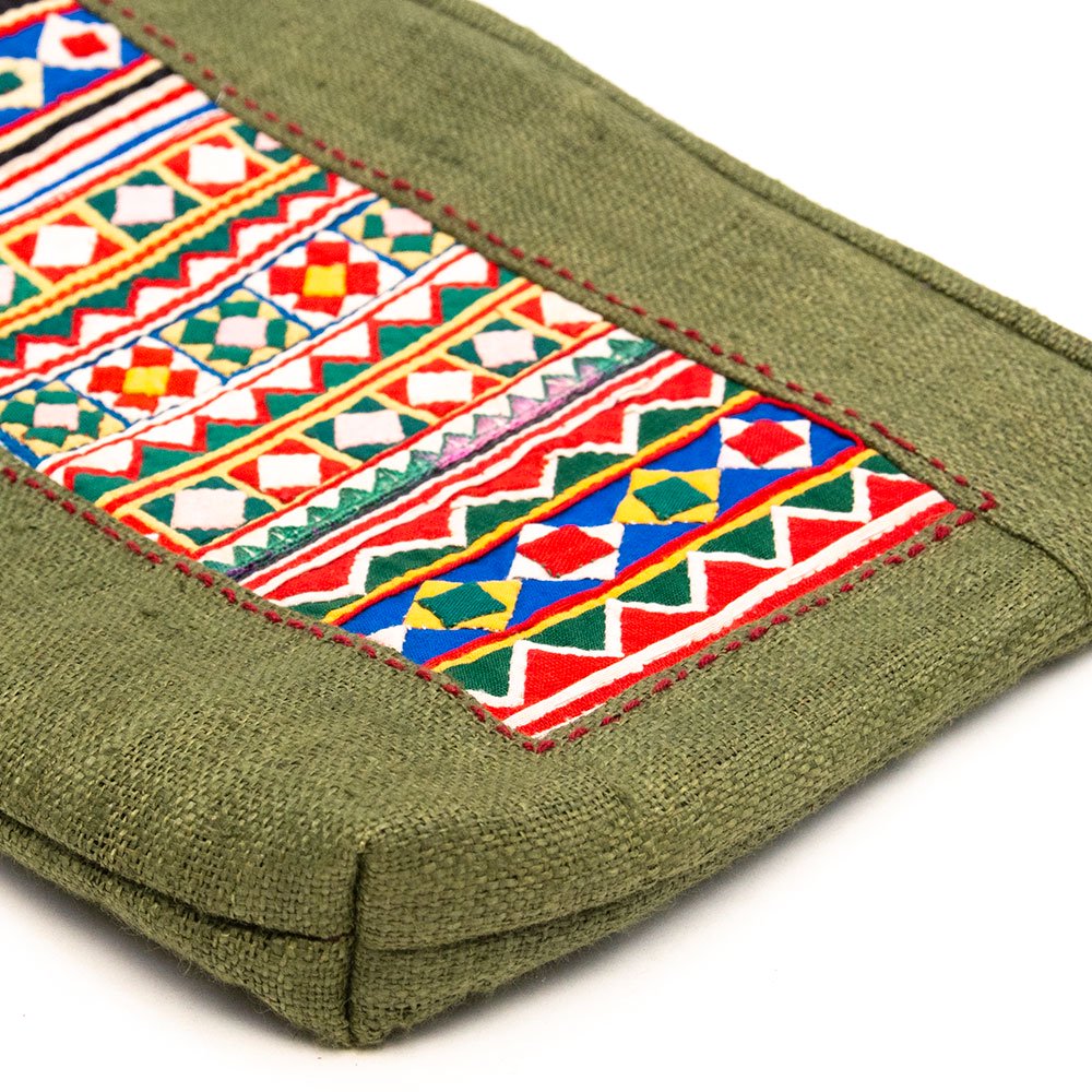 ThongPua モン族刺繍古布のタッセル付きポーチ Type.1