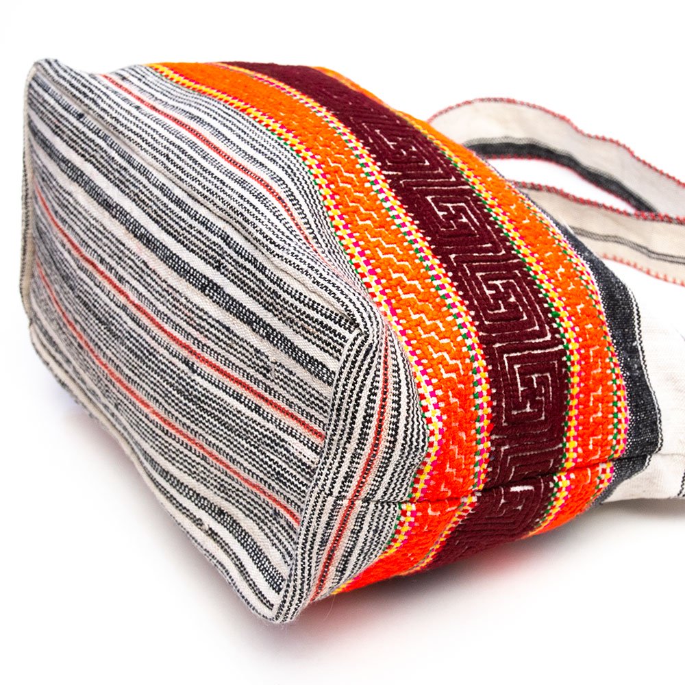 ThongPua モン族刺繍古布のヘンプ（麻）肩掛けポシェット Type.1