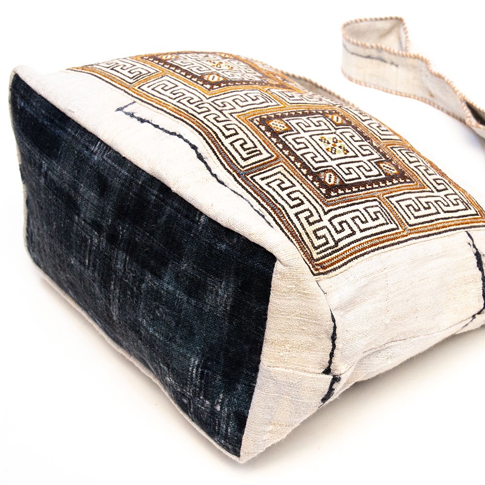 ThongPua モン族刺繍古布のヘンプ（麻）肩掛けポシェット Type.2