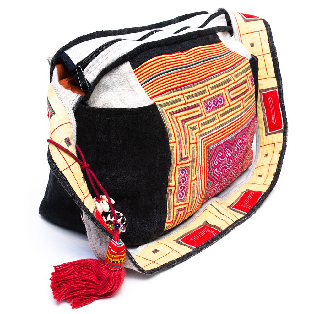 ThongPua モン族刺繍古布のヘンプ（麻）ショルダーバッグ