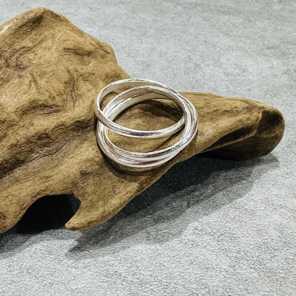 カレンスシルバーターリングハンドメイド　三連2ミリ　13号　Karen CやQ3 カレンスシルバーターリングハンドメイド 三連2ミリ 13号 Karen