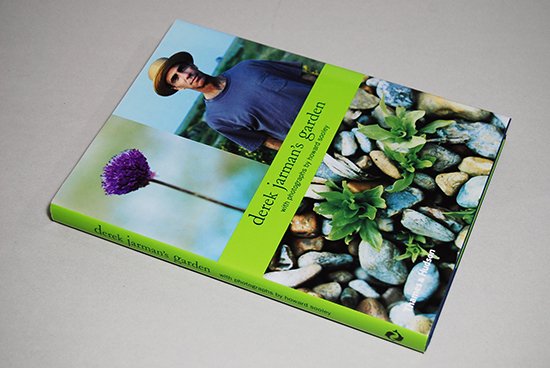 DEREK JARMAN'S GARDEN with photographs by Howard Sooley デレク