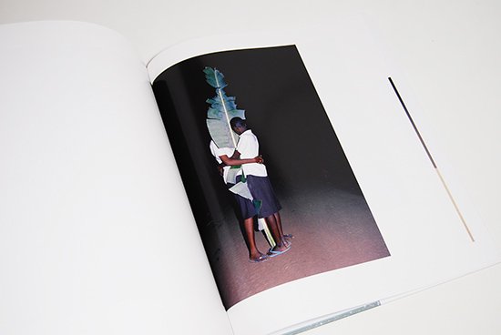 Viviane Sassen: PARASOMNIA ヴィヴィアン・サッセン 写真集 - 古本買取 2手舎/二手舎 nitesha 写真集  アートブック 美術書 建築