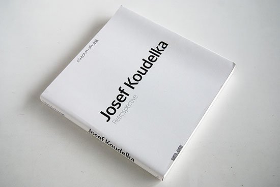 ジョセフ・クーデルカ展 JOSEF KOUDELKA RETROSPECTIVE 展覧会カタログ - 古本買取 2手舎/二手舎 nitesha 写真集  アートブック 美術書 建築