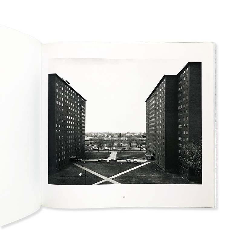 THOMAS STRUTH: 1977-2002トーマス・シュトゥルート - 古本買取 2手舎/二手舎 nitesha 写真集 アートブック 美術書  建築