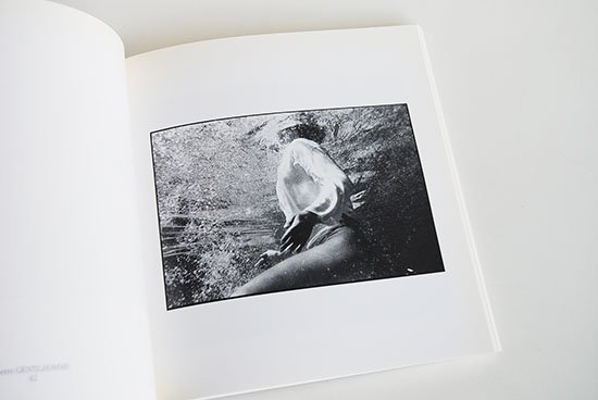 アニエスベー写真集「写真家たちとプレッション・ボタン・カーディガンファッション