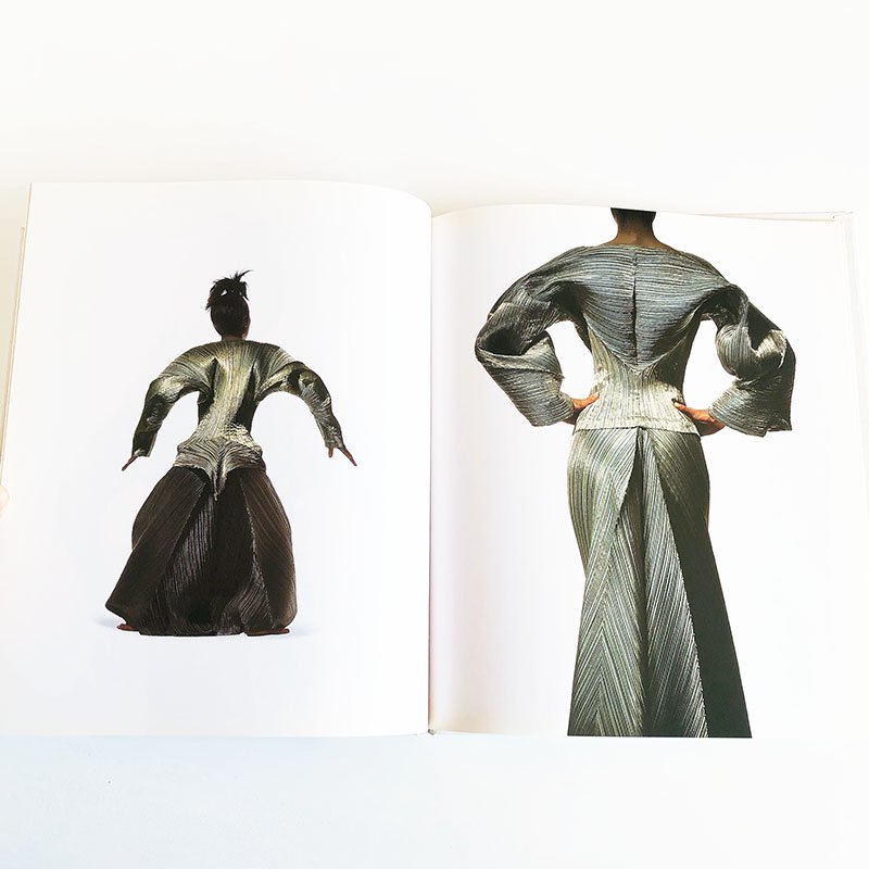 ISSEY MIYAKE BY IRVING PENN 1989 - 古本買取 2手舎/二手舎 nitesha 写真集 アートブック 美術書 建築