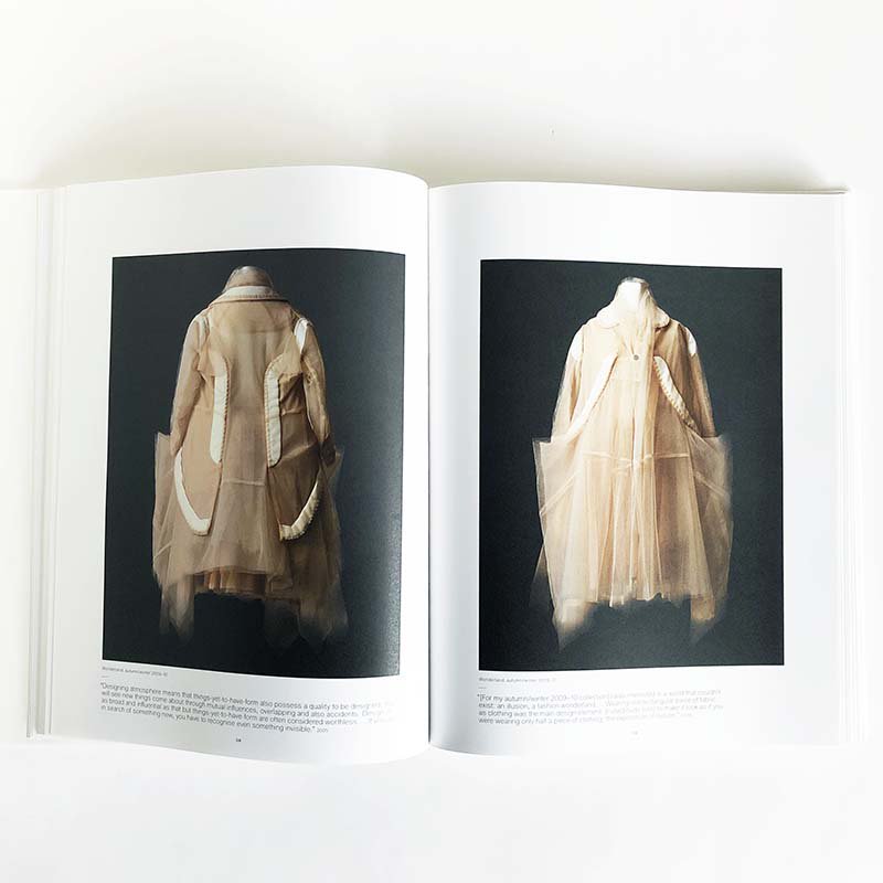 REI KAWAKUBO / COMME des GARCONS: ART OF THE IN-BETWEEN *unopenedコムデギャルソン  川久保玲 *新品未開封 - 古本買取 2手舎/二手舎 nitesha 写真集 アートブック 美術書 建築