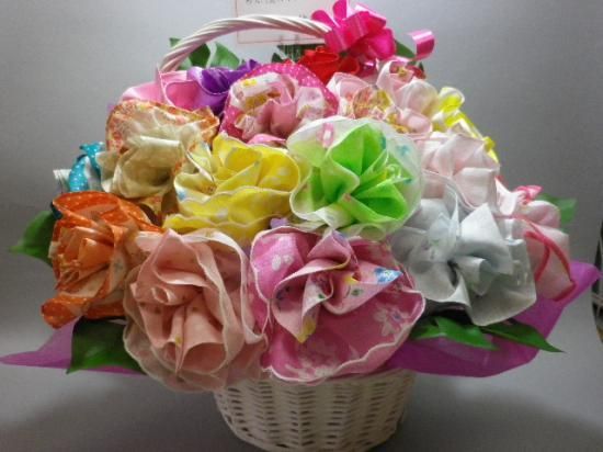 ハンカチフラワー花かご17本カラフル葉入り ハンカチフラワーショップhirota ハンカチフラワー花かご17本カラフル葉入り ハンカチフラワーショップhirota