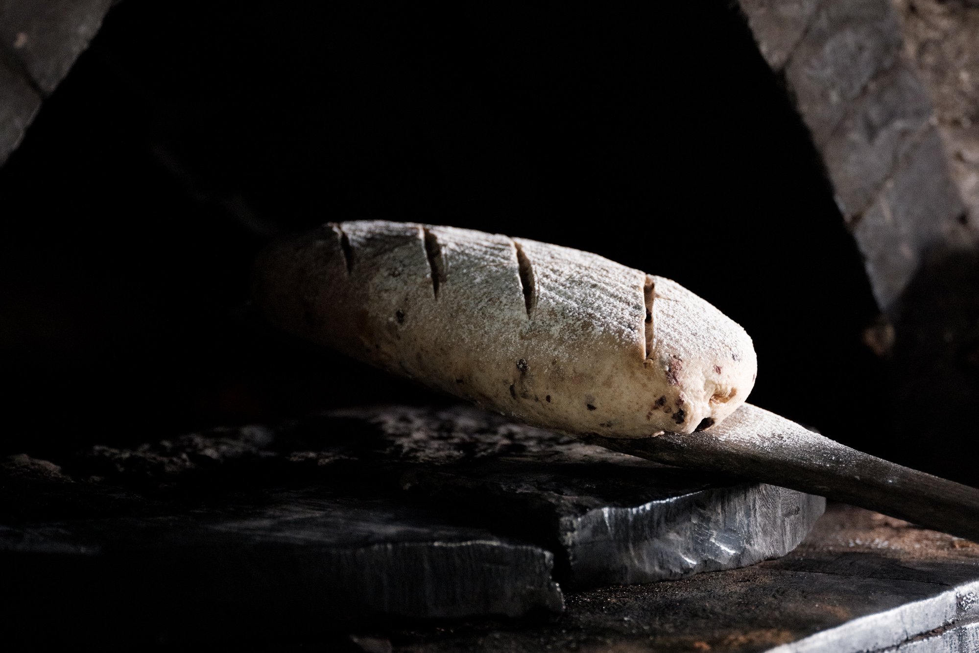 薪窯で焼いたパンとお菓子