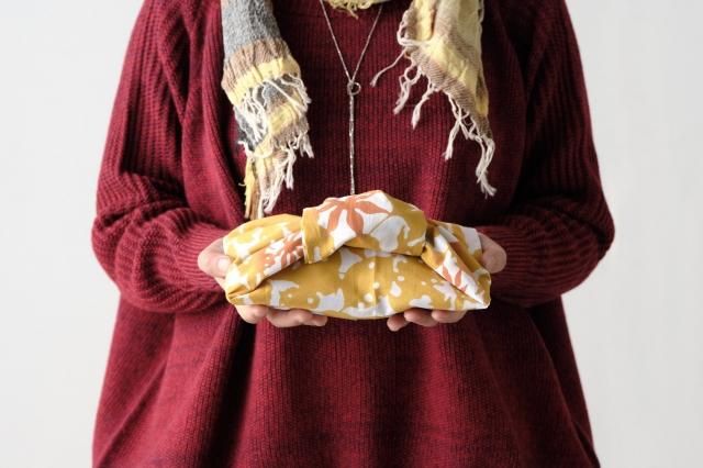 わざわざのシュトレンを 手ぬぐいで包んで '20