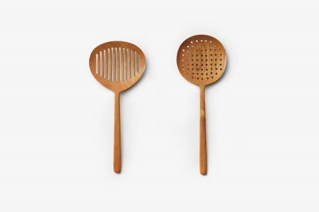 穴開きレードル チーク ラオスのカトラリー<img class='new_mark_img2' src='https://img.shop-pro.jp/img/new/icons56.gif' style='border:none;display:inline;margin:0px;padding:0px;width:auto;' />