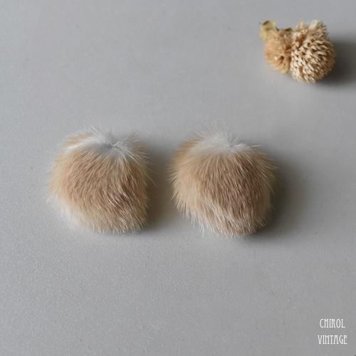 ホワイトミンクファー ボタンイヤリング