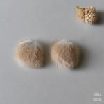 ホワイトミンクファー ボタンイヤリング