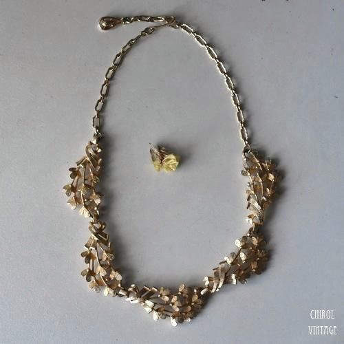 サテンゴールドペタルネックレス