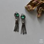 グリーンミラーカボションxシルバータッセルイヤリング