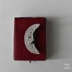 ラインストーン ムーンフェイスブローチ