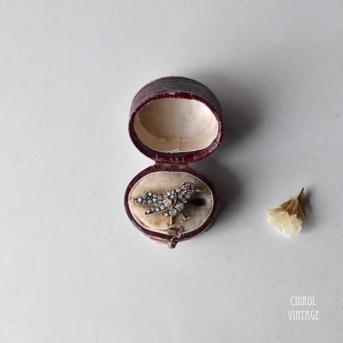 チェコ クリアグラス タイニーバードブローチ