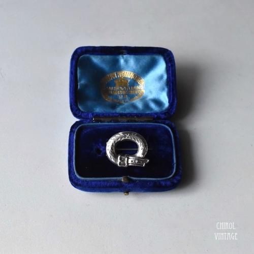 ヴィクトリアン リトルシルバーバックルブローチ