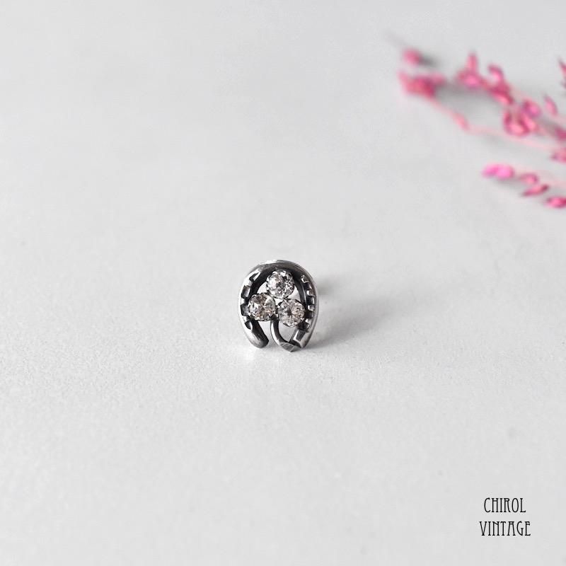 クリアグラスクローバーxホースシュー シルバーピアス Single Chirol Vintage ヴィンテージ ジュエリー通販 アンティーク アクセサリーのセレクトショップ クリアグラスクローバーxホースシュー シルバーピアス Single Chirol Vintage ヴィンテージ ジュエリー通販 アンティーク アクセサリーのセレクトショップ
