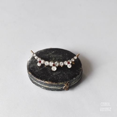 クリアxレッドグラス クレセントブローチ