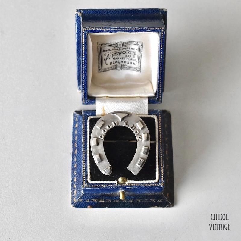 希少　アンティーク　ボーンアート　手彫りブローチk ポーセリンの可憐な手描きブローチ - Tesoro*テゾーロ、価値ある