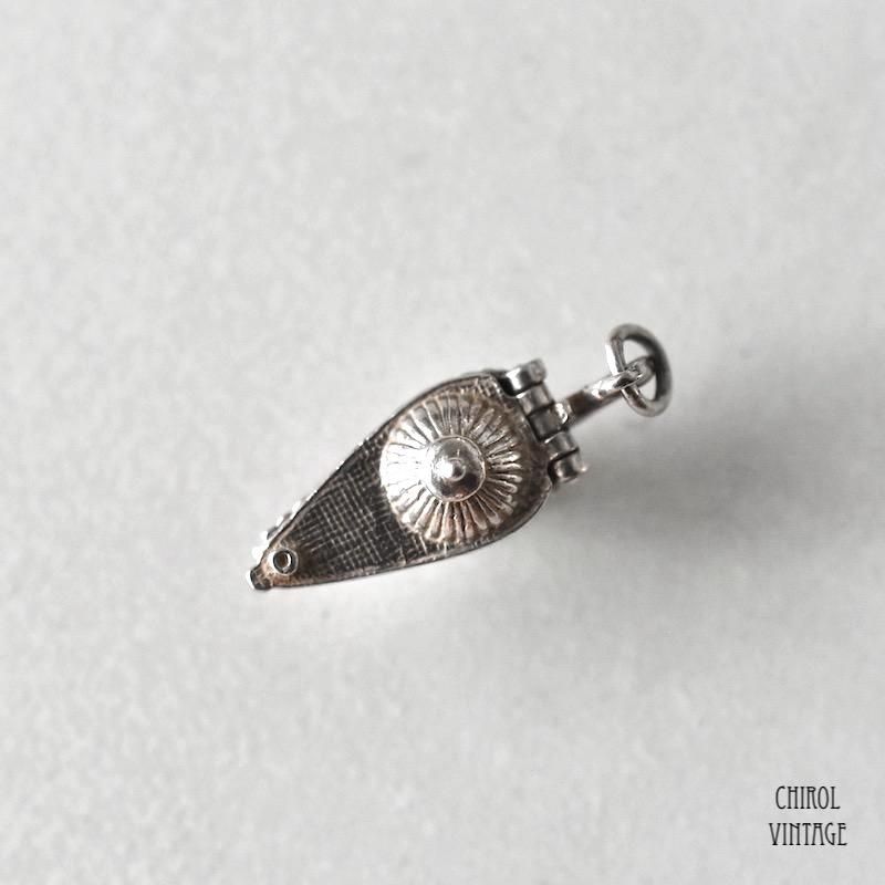 8分音符のシルバーチャームvintageヴィンテージアートデザインSILVER シルバーチャーム アラジンのランプ おばけ（オープン