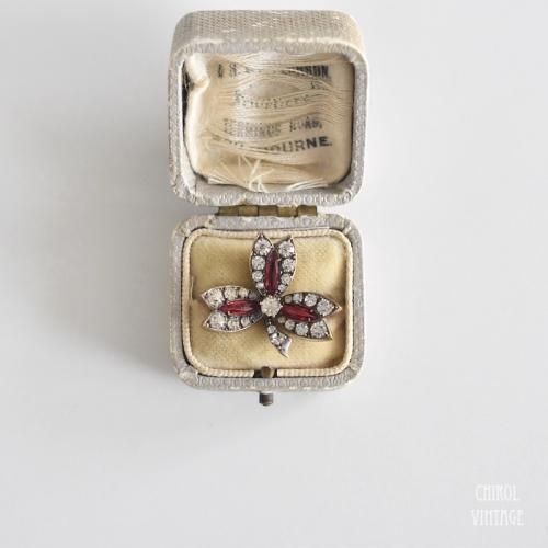 ピンクレッドxクリアグラス リーフブローチ