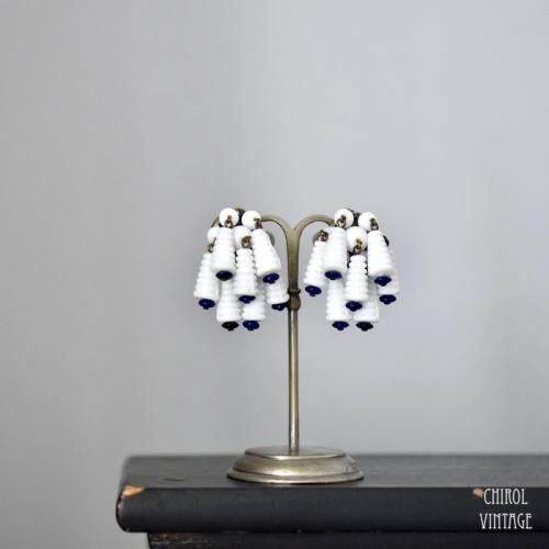 ホワイトxブルーユニークグラスビーズ クラスターイヤリング