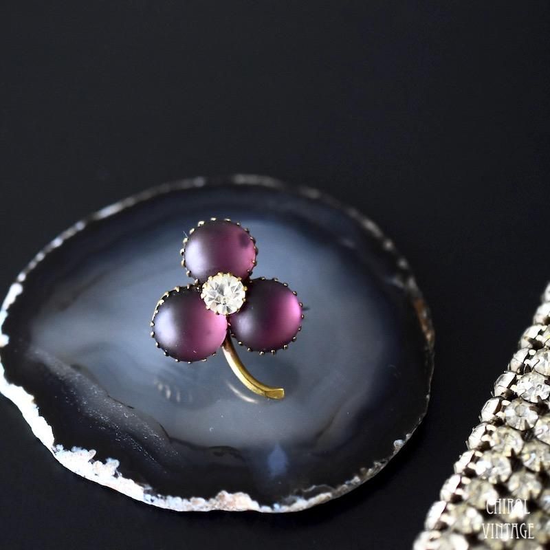 アンティーク パープルムーングロウグラス クローバーブローチ