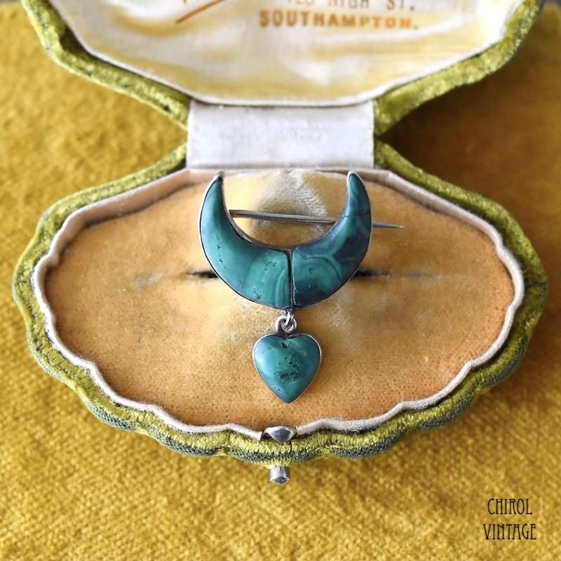 アンティーク マラカイト クレセントxハートフリンジ シルバーブローチ