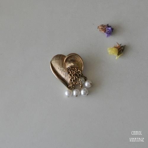 サテンゴールド ハートタッセル パールブローチ