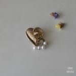 サテンゴールド ハートタッセル パールブローチ