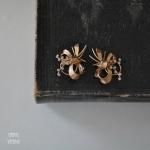 ゴールドリボンxミニラインストーンイヤリング