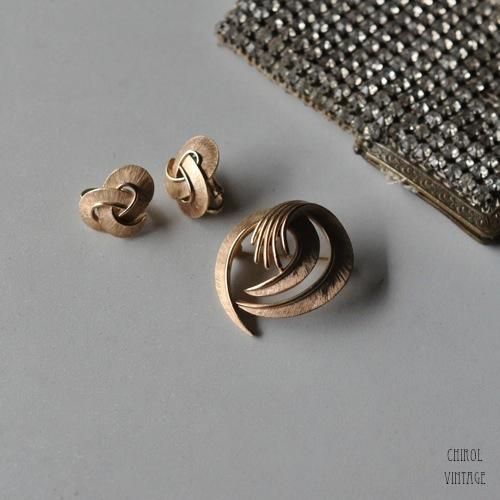 TRIFARIトリファリ サテンゴールド ブローチ+イヤリング