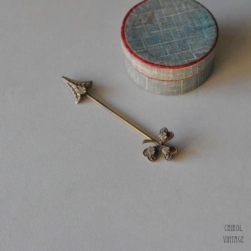 アールデコ クローバーハットピン